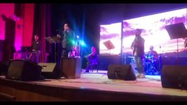 Sina Sarlak  سینا سرلک  اجرای زنده آهنگ زیر سقف دودی در کنسرت همدان 