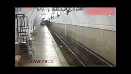 لحظه خودکشی مردی در سکوی قطار لِه شد