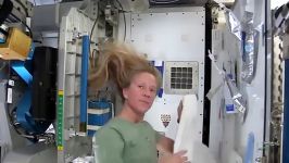 فضانوردان چگونه موهای خود را در فضا می شویند؟