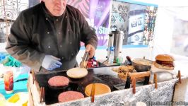 غذاهای خیابانیDouble Burgers Plus Cheese. Traditional English Street