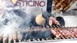 غذاهای خیابانیHuge Automatic Machines Grilling Lots of Lamb Skewers.