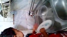 علی 3 ساله در حال ظرف شستن