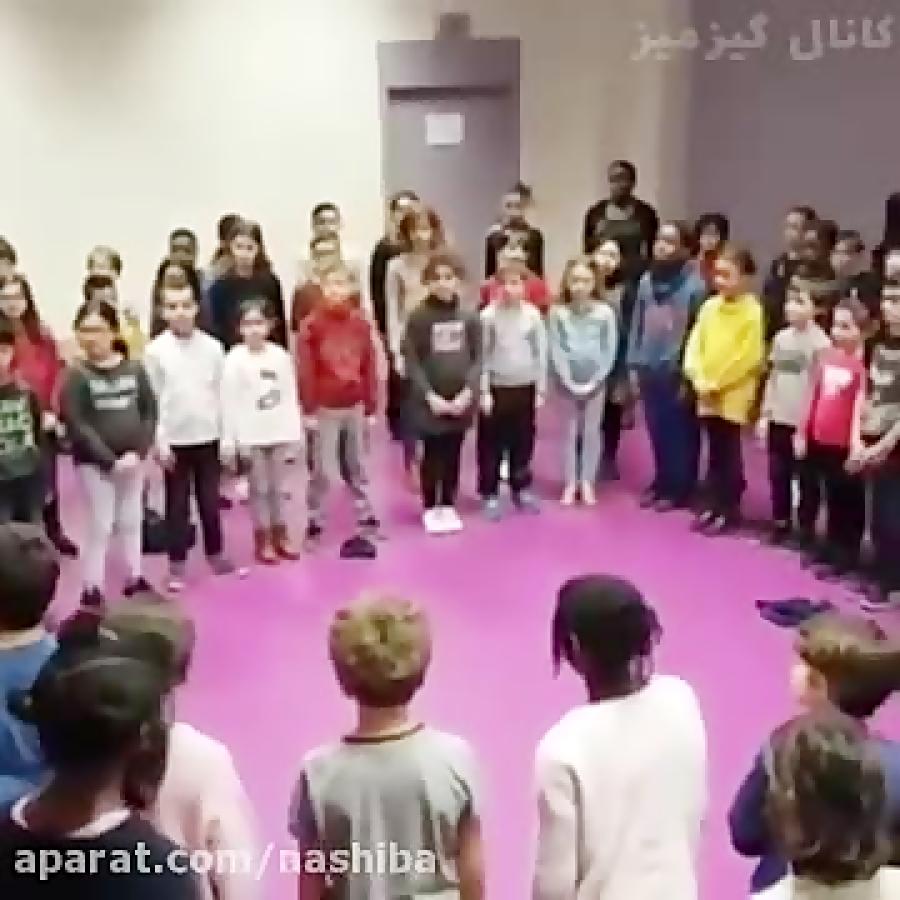 بچه های اروپایی به جای آهنگ جنتلمن ساسی مانکن چه آهنگ ایرانی می‌خوانند؟
