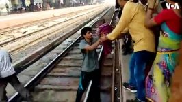 نجات معجزه آسای کودک هندی پس افتادن روی ریل قطار