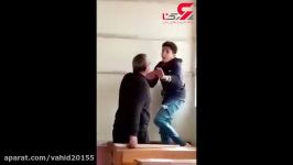 معلم وحشیانه دانش آموز را کتک زد در انتهای کلاس رخ داد + فیلم لحظه شکنجه
