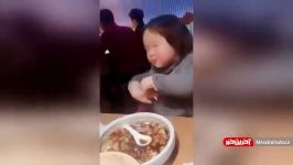 لذت بردن کودک خوردن غذای مورد علاقه اش