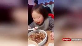 لذت بردن کودک خوردن غذای مورد علاقه اش