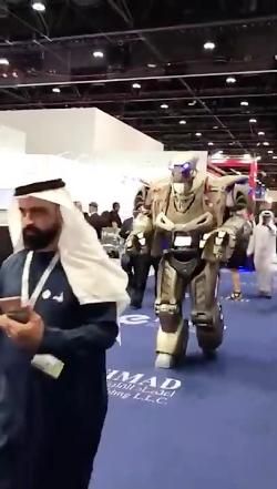 پلیس دوبی ربات پلیس قابلیت صحبت به چند زبان تشخیص چهره رونمایی کرد