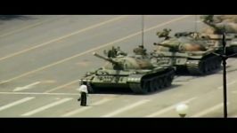 مرد تانکی  ایستادن یک مرد مقابل تانک های ارتش چین در میدان تیان آن من