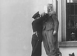 اعدام کارل هرمان فرانک یکی اعضای حزب نازی توسط آمریکایی ها  22 می 1946