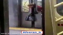 یه پیرزن لای در مترو گیر میکنه هیچ کس بهش کمک نمیکنه