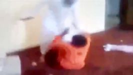 شکنجه وحشیانه یک مرد توسط مرد سعودی به جرم صحبت کردن همسرش