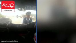 تنبیه عجیب مامور پلیس توسط راننده اتوبوس عصبانی
