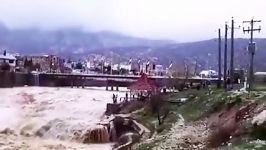 طغیان رودخانه بشار یاسوج   حضور خطرناک مردم در حاشیه رودخانه برای تماشا