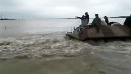 فیلم دیدنی امدادرسانی نفربرهای ارتش به مردم سیل‌ زده شمال کشور