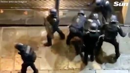 تصاویر جنجالی کتک زدن فوق وحشیانه یک جلیقه زرد توسط ده ها افسر پلیس فرانسه