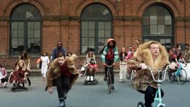 MACKLEMORE RYAN LEWIS  THRIFT SHOP FEAT. WANZ OFFICIAL VIDEO