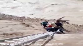 لحظه نجات مادری فرزند ۴ ساله‌اش بر اثر سقوط در رودخانه کهریز خرم‌آباد غرق شد