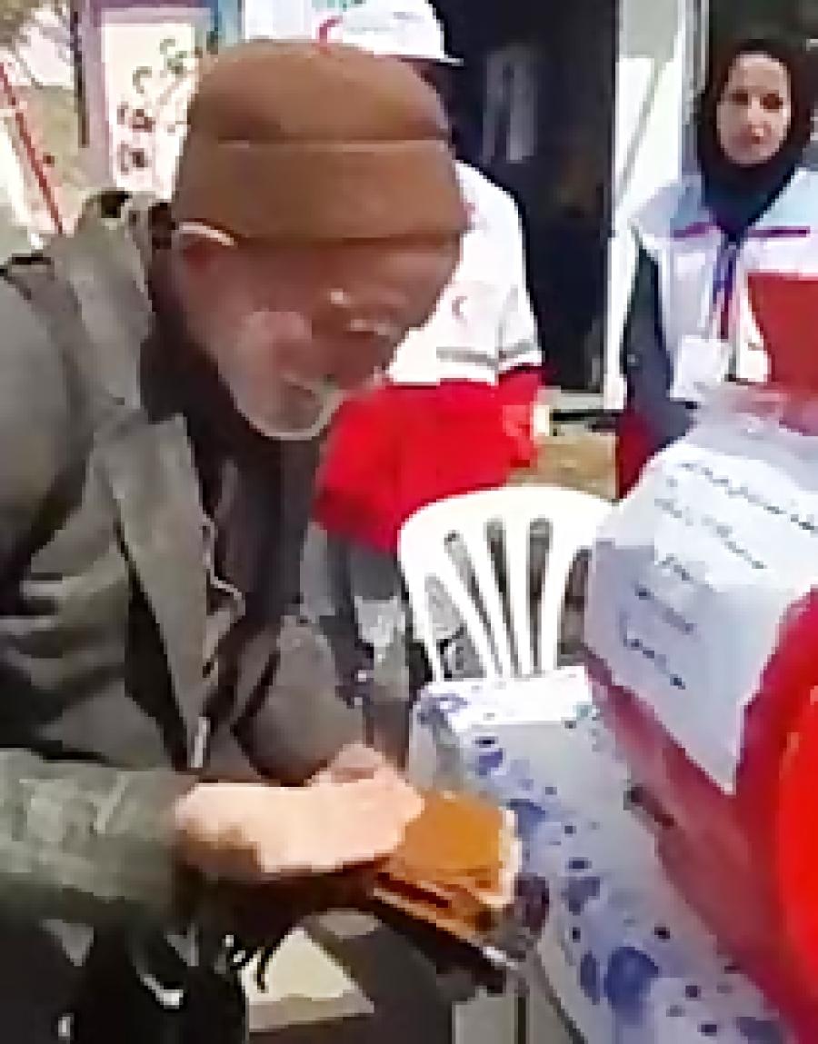 پیرمرد لواشک فروش به سیل زده ها کمک میکنه کانال نیشابوریا