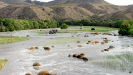 بالا آمدن سطح آب رودخانه به گل نشستن خودرو