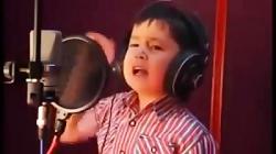 آواز خواندن یک پسر بچه افغانی پر احساس شور شوق