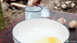 鸡蛋加虾仁，一人吃着一碗，真过瘾（Eggs and shrimps one person eating a bowl really enjoyable）