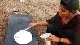 آشپز هندی  Egg Dosa Prepared By Village Girl In Rice Field Cooking Food