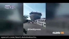 لحظه برخورد کشتی کروز اسکله له‌کردن کشتی تفریحی در ونیز 