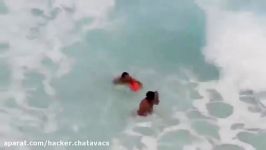 لحظه نفس گیر نجات مرد جوان در حال غرق شدن توسط غریق نجات مردان غیور عرب