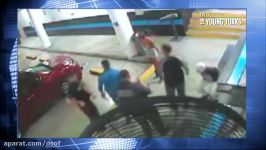 حمله فوق وحشیانه پلیس آمریکا به زن دستبند به دست مشت لگد