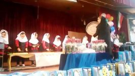 اجرای موسیقی توسط نوآموزان پیش دبستانی دبستان دانشمند کوچک در جشن پایان سال تحصی