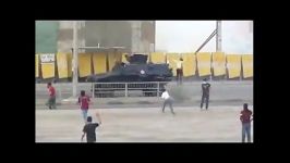 جوان بحرینی سوار بر خودروی زرهی آل خلیفه