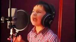 آواز خواندن یک پسر بچه افغانی پر احساس شور شوق