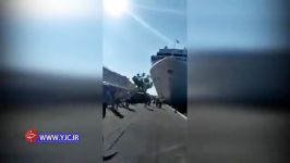 لحظه وحشتناک برخورد کشتی غول‌پیکر به اسکله ورود آن به محل تجمع مردم