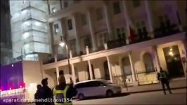 اعضای سفارت بحرین در لندن تلاش کردند فرد معترض را پشت بام سفارت به پایین بیند
