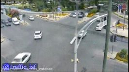 بازهم عبور موتور سیکلت چراغ قرمز در شهر اصفهان