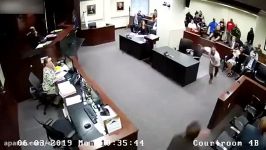 آمریکا   حمله پسر جوان به قاتل مادرش در دادگاه
