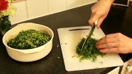آشپزی نیلوفر بانو  روش خرد کردن سبزی برای کوکو سبزی دیگر غذاها
