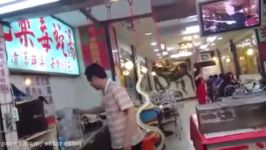زنده زنده پوست کندن مار در این قصابی چینی Chinese buying snake for food in shop
