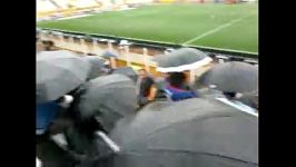 هواداران داماش زیر بارش شدید باران زیر چتر