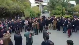 تجمع اعتراضی جمعی دانشجویان مقابل سردر دانشگاه تهران
