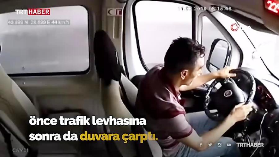 نجات جان راننده مینی بوس توسط ایربگ در تصادف شدید در ترکیه