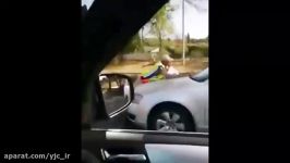 راننده زن برای فرار جریمه، مامور پلیس را زیر گرفت باخود برد