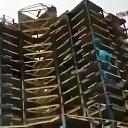 سقوط ترسناک اشیا ساختمانی نیمه کاره در تهران به علت وزش باد در داخل آن