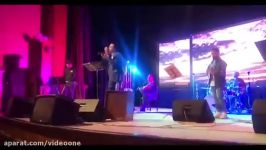 Sina Sarlak سینا سرلک  اجرای زنده آهنگ زیر سقف دودی در کنسرت همدان 