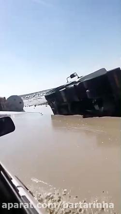 واژگون شدن چند کامیون به علت آبگرفتگی در جاده لنگه  پارسیان هرمزگان