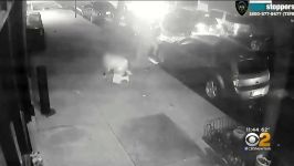 لحظه شوکه کننده حمله به یک زن در خیابان های منهتن نیویورک آمریکا