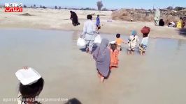 مشقت اهالی جنگارک سیستان بلوچستان برای دریافت اقلام امدادی