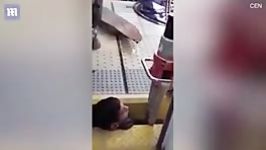 لحظات نفس گیر نجات مردی سرش بین قطار سکو گیر کرده است