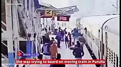 نجات نفس گیر زن سقوط کرده در شکاف سکوی قطار